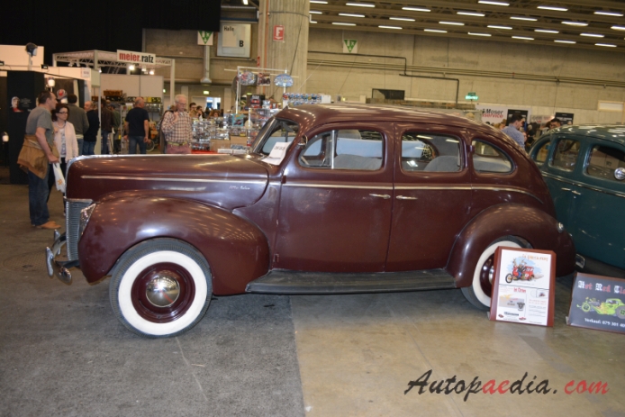 De Luxe Ford 1937-1940 (1940 Model 01A sedan 4d), left side view
