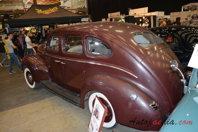 De Luxe Ford 1937-1940 (1940 Model 01A sedan 4d),  left rear view