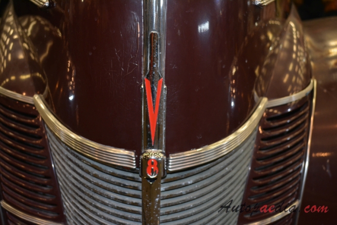 De Luxe Ford 1937-1940 (1940 Model 01A sedan 4d), front emblem  