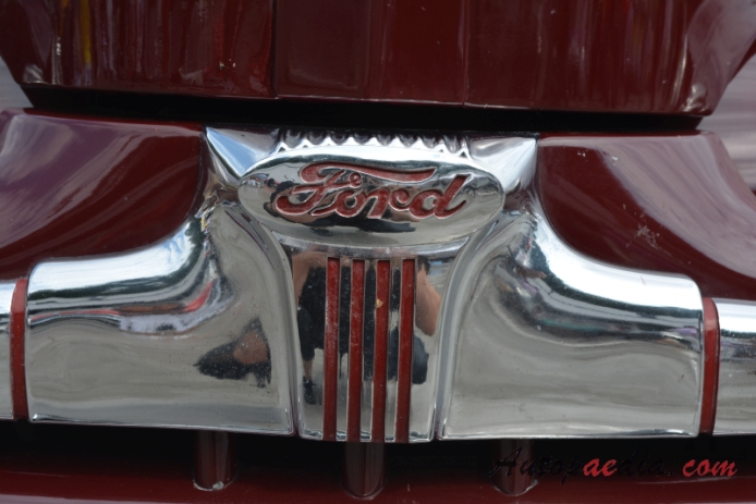 Ford 1946 (Super De Luxe convertible 2d), front emblem  