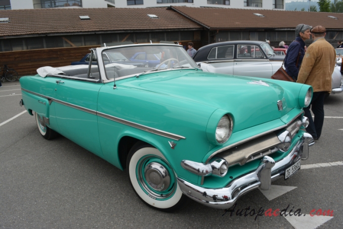 Ford 1952-1954 (1954 Crestline cabriolet 2d), right front view