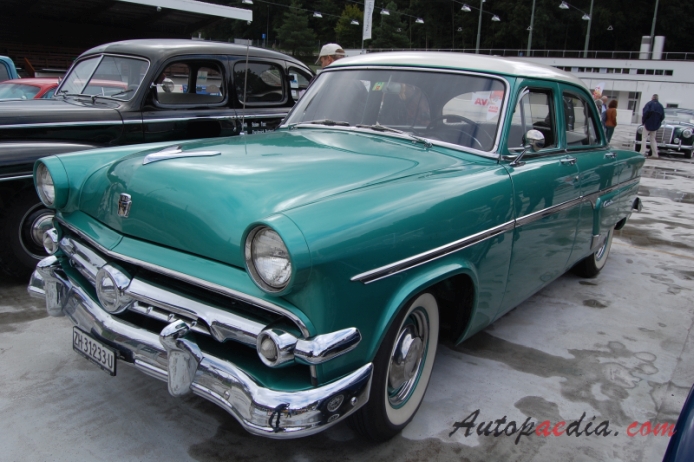 Ford 1952-1954 (1954 Customline sedan 4d), left front view