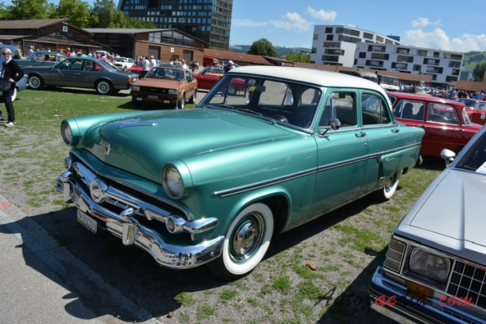 Ford 1952-1954 (1954 Customline sedan 4d), left front view