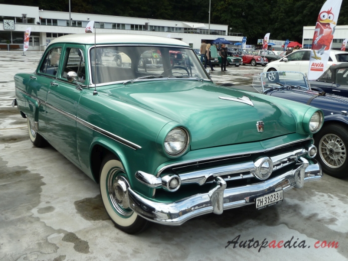 Ford 1952-1954 (1954 Customline sedan 4d), prawy przód