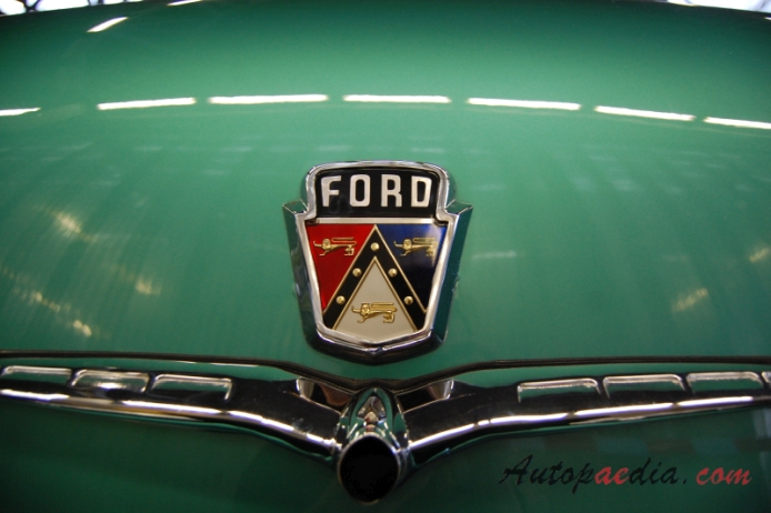 Ford 1952-1954 (1954 Customline sedan 4d), rear emblem  