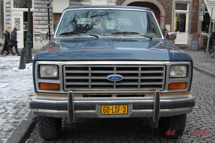Ford Bronco 3. generacja 1980-1986 (1982-1986 SUV 3d), przód
