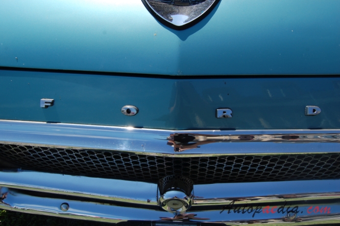 Ford Country Sedan 2nd generation 1955-1958 (1958 estate 5d), front emblem  