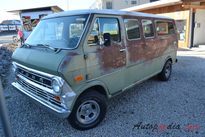 Ford E-Series (Econoline) 2nd generation 1968-1974 (1972-1974 Club Wagon Chateau van 4d), left front view