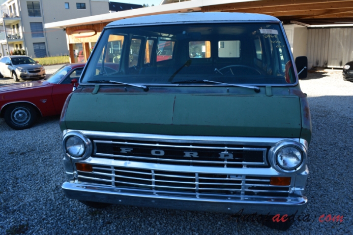 Ford E-Series (Econoline) 2. generacja 1968-1974 (1972-1974 Club Wagon Chateau van 4d), przód