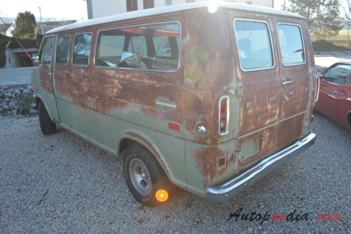 Ford E-Series (Econoline) 2nd generation 1968-1974 (1972-1974 Club Wagon Chateau van 4d),  left rear view