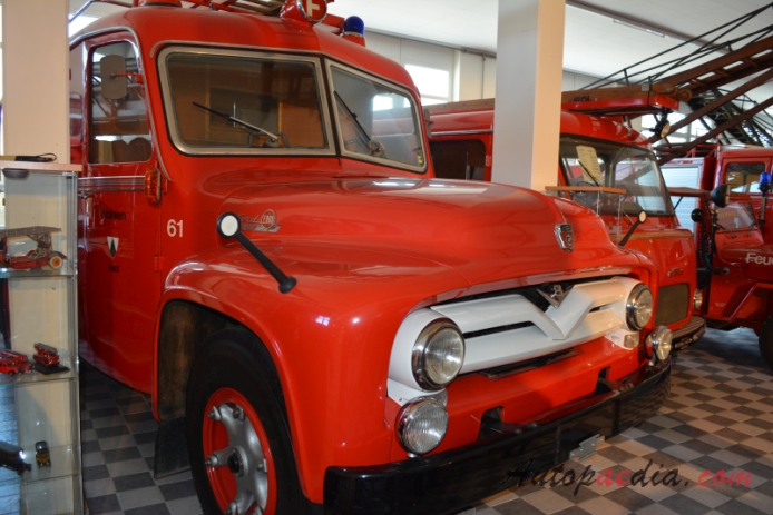 Ford F-series 2. generacja 1953-1956 (1955 F-800 Big Job wóz strażacki), prawy przód