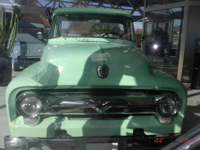 Ford F-series 2nd generation 1953-1956 (1956 V8 F-100), front view