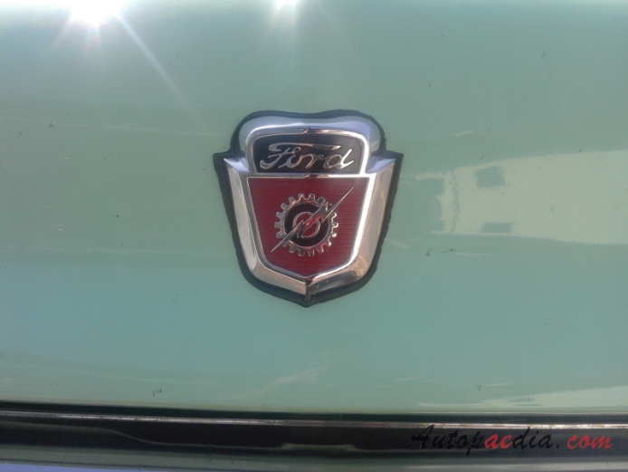 Ford F-series 2. generacja 1953-1956 (1956 V8 F-100), emblemat przód 
