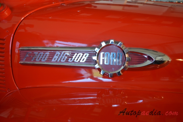 Ford F-series 2. generacja 1953-1956 (1956 V8 F-700 Big Job wóz strażacki), emblemat bok 