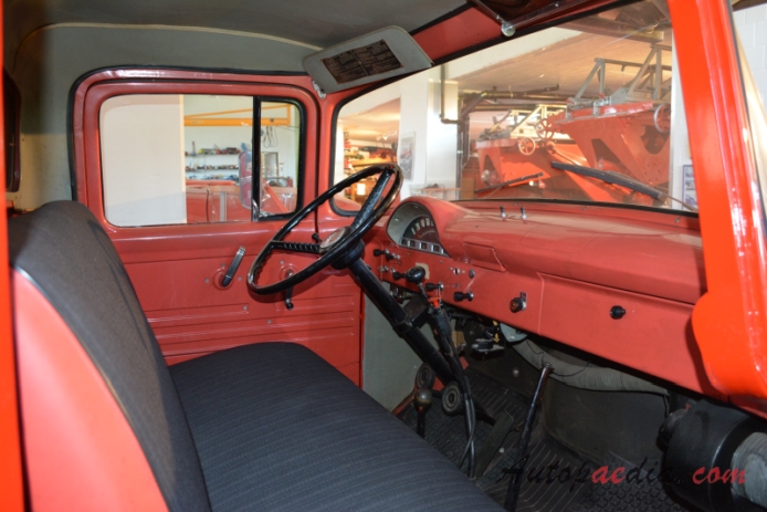 Ford F-series 2. generacja 1953-1956 (1956 V8 F-700 Big Job wóz strażacki), wnętrze