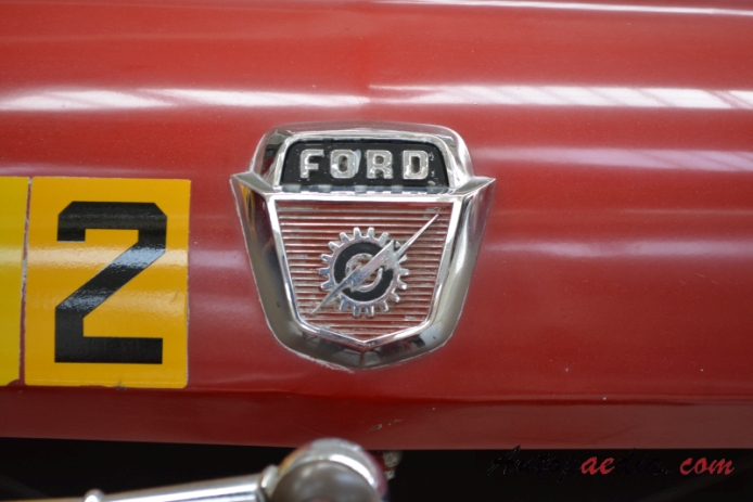 Ford F-series 3. generacja 1957-1960 (1958 Alexis wóz strażacki), emblemat przód 