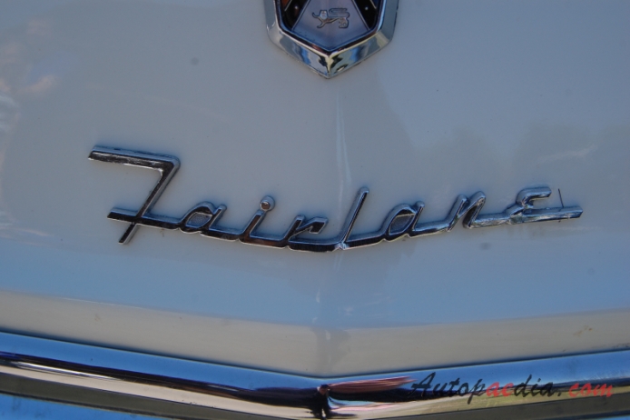 Ford Fairlane 1. generacja 1955-1956 (1955 Fairlane Victoria hardtop 2d), emblemat przód 