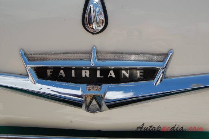 Ford Fairlane 2. generacja 1957-1959 (1957 Fairlane 500 hardtop Coupé 2d), emblemat tył 