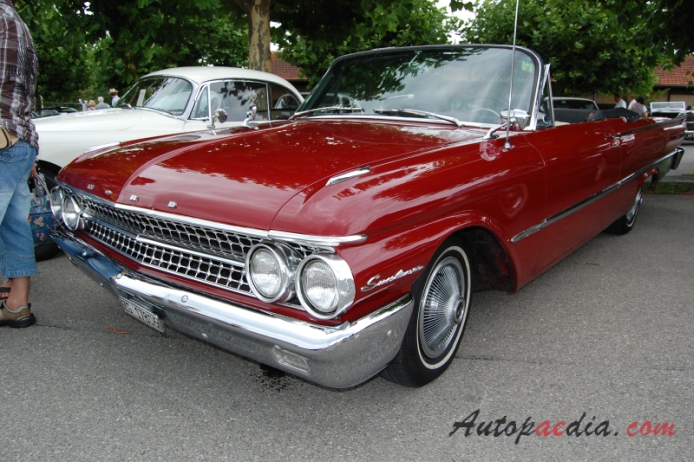 Ford Galaxie 2nd generation 1960-1964 (1961 Sunliner convertible 2d), left front view
