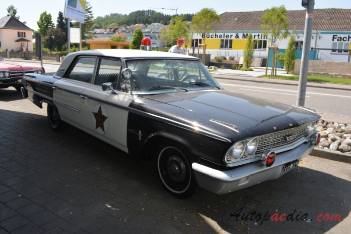 Ford Galaxie 2. generacja 1960-1964 (1963 Galaxie 500 Radiowóz policyjny sedan 4d), prawy przód