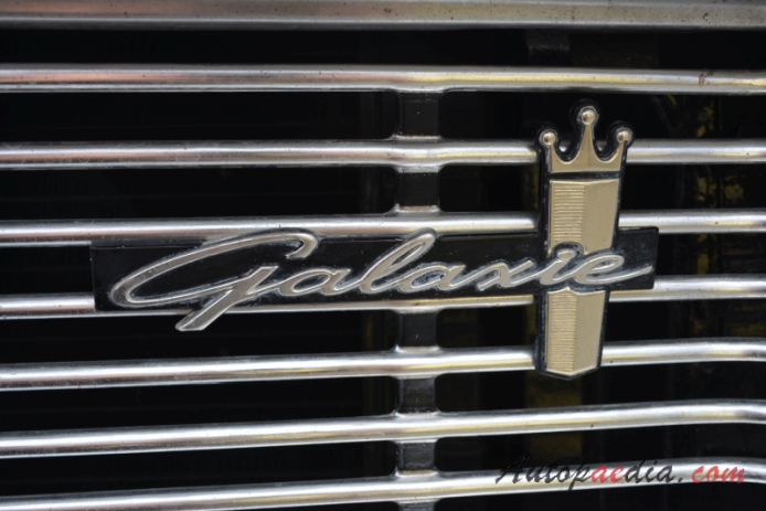 Ford Galaxie 2nd generation 1960-1964 (1964 Galaxie 500 XL 352 cabriolet 2d), front emblem  