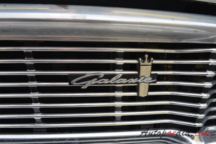 Ford Galaxie 2. generacja 1960-1964 (1964 Galaxie 500 XL 352 cabriolet 2d), emblemat przód 