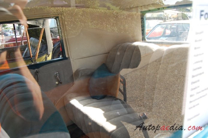 Ford Model A 1927-1931 (1930 Deluxe saloon 4d), interior