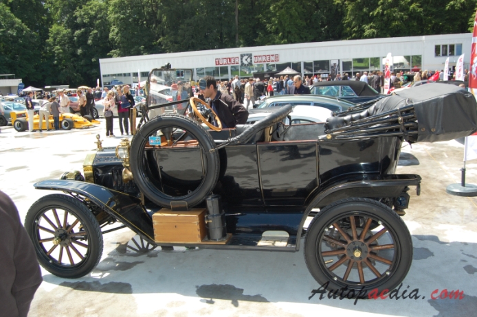 Ford Model T 1908-1927 (1913 touring), lewy bok