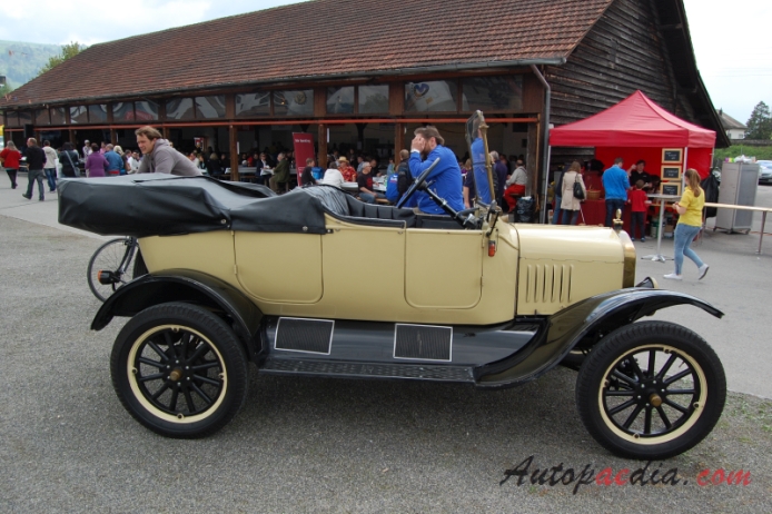 Ford Model T 1908-1927 (1921 touring 4d), prawy bok