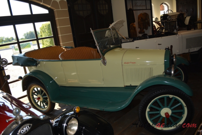 Ford Model T 1908-1927 (1926 touring 4d), prawy bok