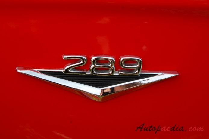 Ford Mustang 1. generacja 1964-1973 (1965 289 cu in Fastback), emblemat bok 