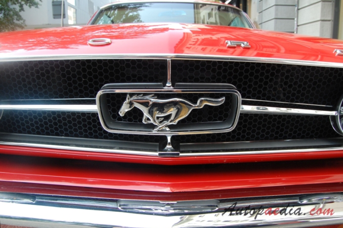 Ford Mustang 1. generacja 1964-1973 (1965 Fastback GT), emblemat przód 
