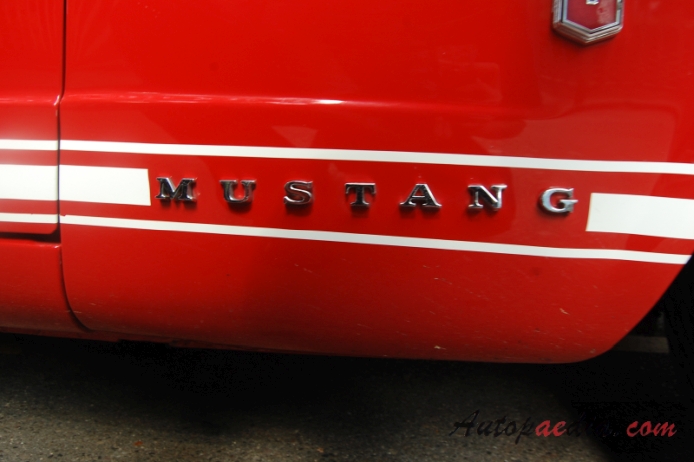 Ford Mustang 1. generacja 1964-1973 (1965 Fastback GT), emblemat bok 