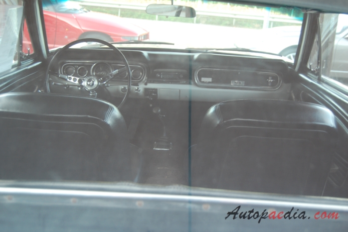 Ford Mustang 1. generacja 1964-1973 (1966 Convertible), wnętrze