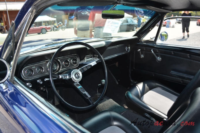 Ford Mustang 1. generacja 1964-1973 (1966 V8 4.7L 2+2 Fastback), wnętrze