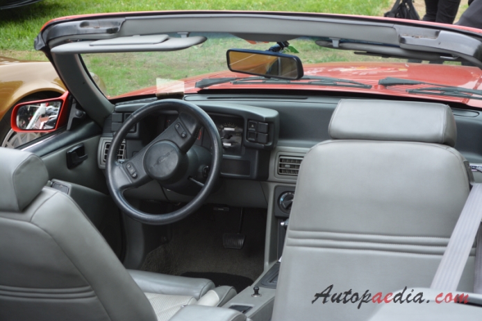 Ford Mustang 3. generacja 1979-1993 (1987-1989 ASC McLaren convertible 3d), wnętrze