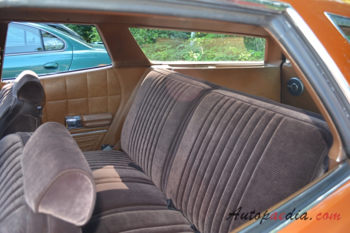 Ford Torino 1968-1976 (1973 Gran Torino Squire station wagon 5d), wnętrze