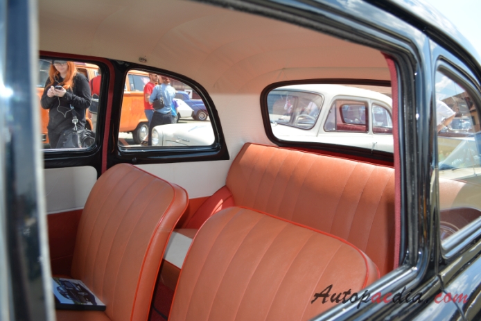 Ford Anglia 3. generacja 1953-1959 (1958 100E saloon 2d), wnętrze