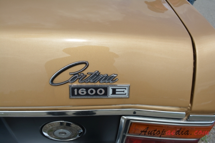 Ford Cortina Mk II 1966-1970 (1970 1600E sedan 2d), rear emblem  