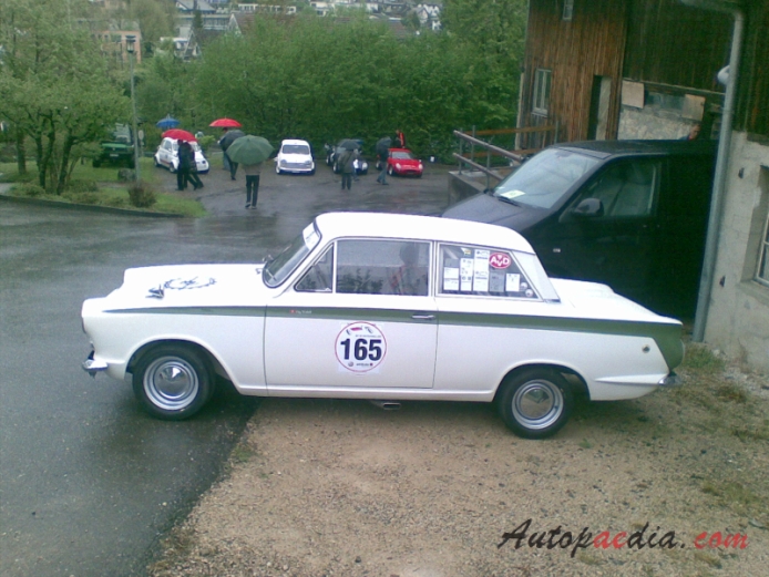 Ford Cortina Mk I 1962-1966 (1964 Mk Ia Lotus Cortina sedan 2d), lewy bok