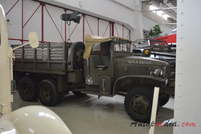 GMC CCKW 1941-1945 (1942 6x6 pojazd wojskowy), lewy bok