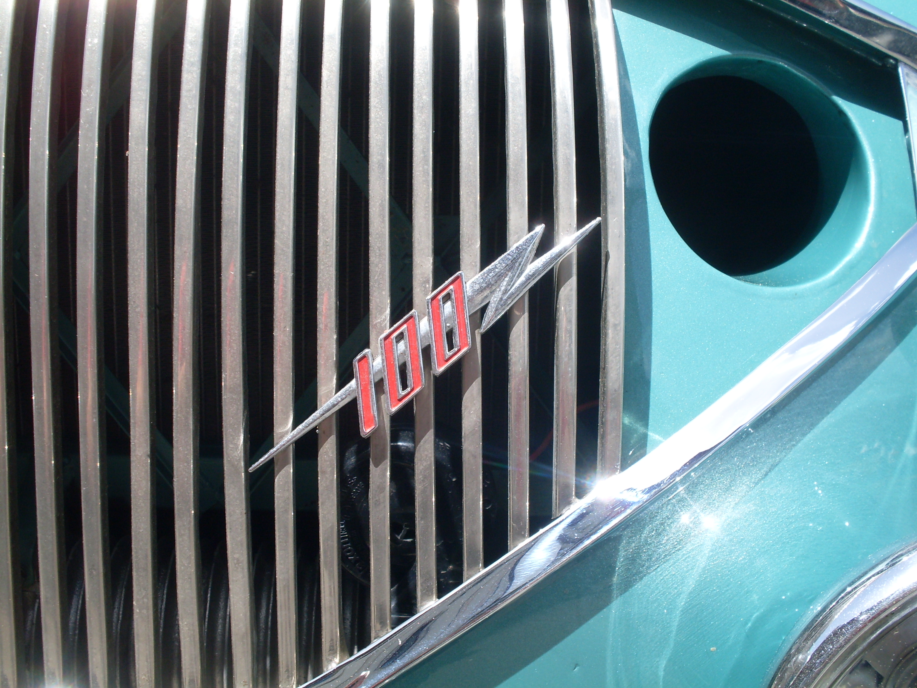 Austin-Healey 100-4 1953-1956 (1954 100S Sebring), emblemat przód 