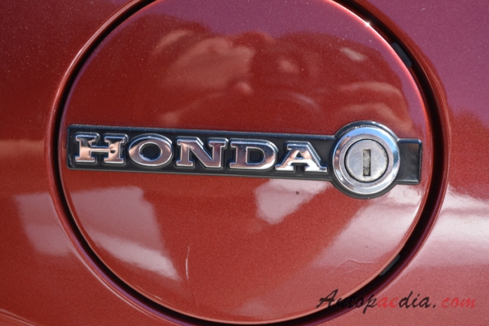 Honda Prelude 1. generacja 1978-1982 (1980 Prelude SN sedan 2d), emblemat bok 