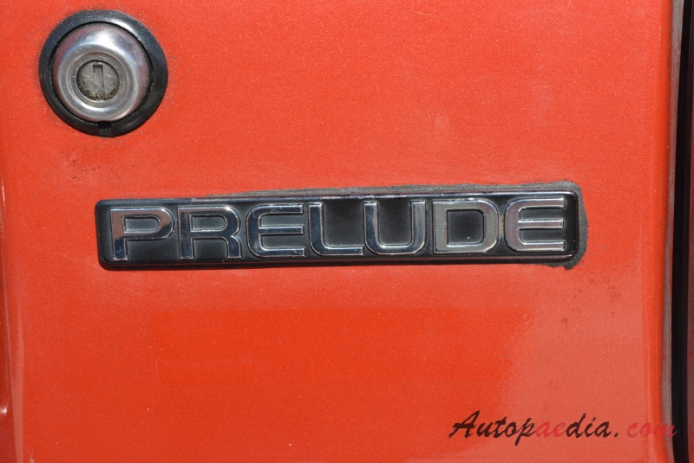 Honda Prelude 1. generacja 1978-1982 (1980 Prelude SN sedan 2d), emblemat tył 