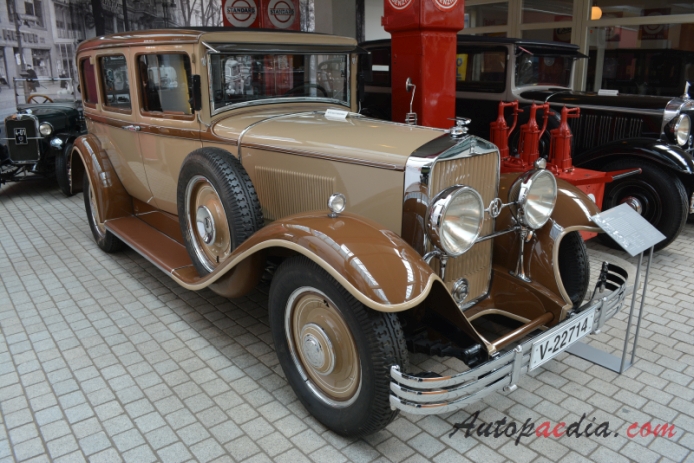 Horch 8 1926-1935 (1930 Horch 375 Pullman limousine 4d), right front view