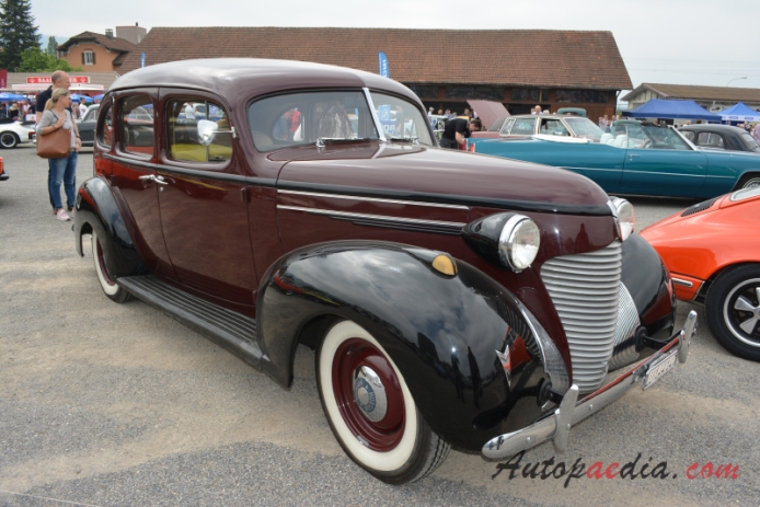 Hudson 112 1938-1941 (1939 saloon 4d), right front view
