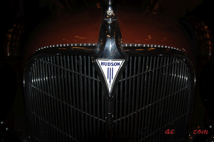 Hudson 1935 (Big Six convertible 2d), front emblem  