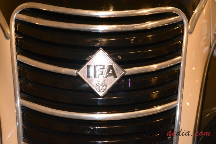 IFA F8 1949-1955 (1955 export convertible 2d), emblemat przód 