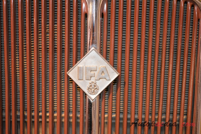 IFA F8 1949-1955 (1955 saloon 2d), emblemat przód 
