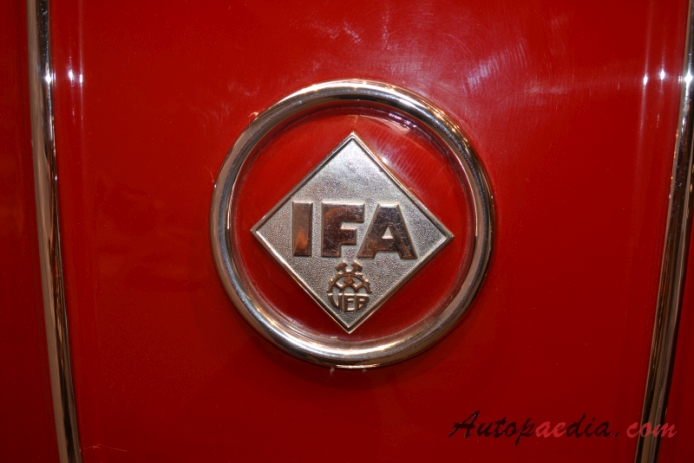 IFA F9 1950-1956 (1953 saloon 2d), emblemat tył 